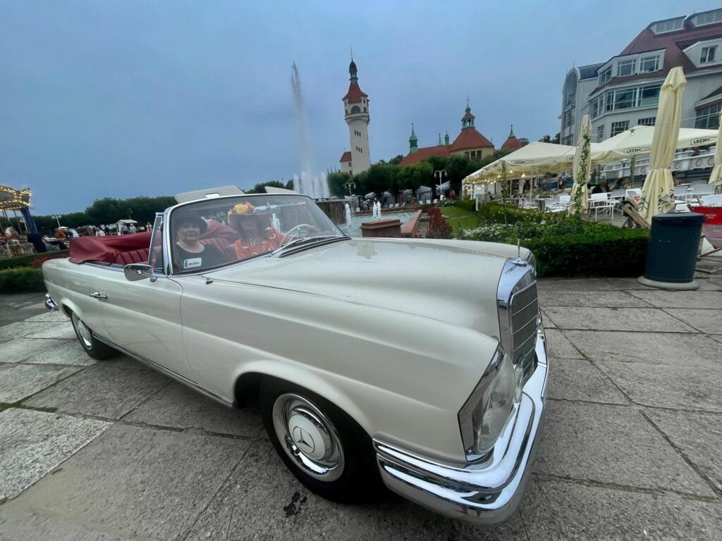 samochody klasyczne na molo