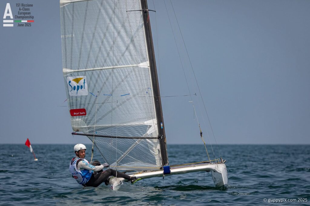 Jakub Surowiec na katamaranie A-Class. Fot. materiały prasowe UKS Navigo