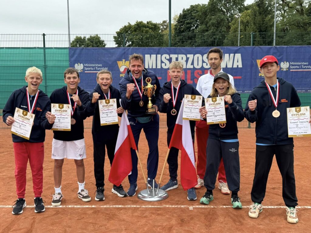 Na zdjęciu drużyna chłopców STK
