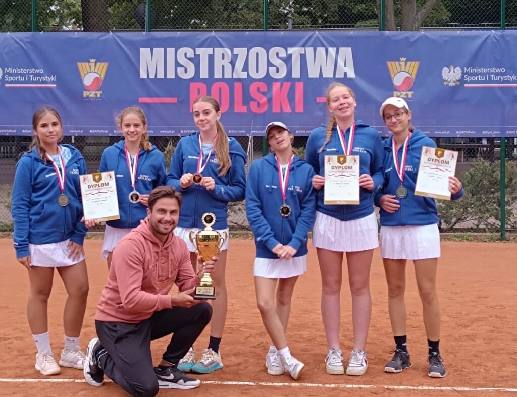 Na zdjęciu drużyna dziewcząt STK